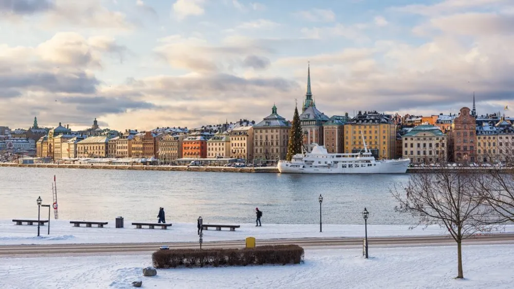 Skeppsbrokajen_Gamla_Stan_from_Skeppsholmen_Stockholm_2016_01-980×551 suède