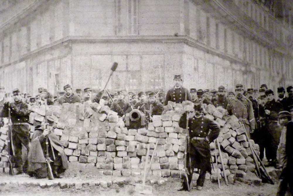 Commune_de_Paris_barricade_boulevard_Voltaire
